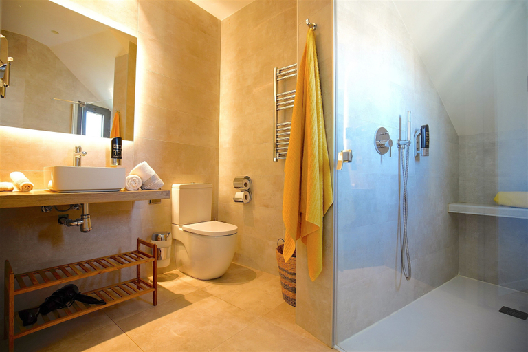 Bathroom 3, L'Aguila Apartments Turismo de Interior, Baleares