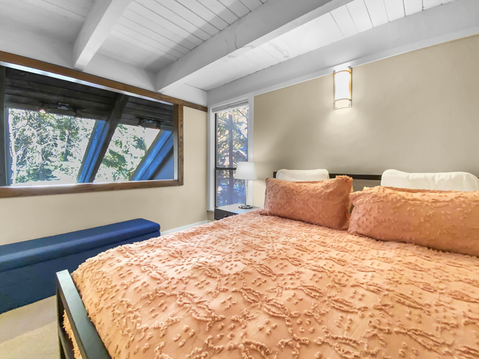 Room 4, Mill Run 17 2 Bedroom Townhouse by RedAwning, Summit