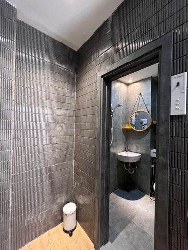 Bathroom 16