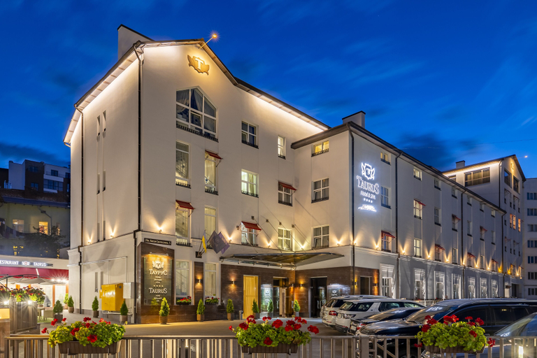 Exterior & Views