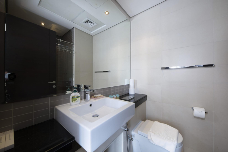 Bathroom, Chic Comfy 1BR in Dubai Marina, Dubai