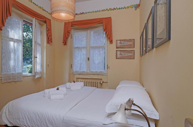 Bedroom 3, Villa Vibe Luce, beautiful period villa with private pool and lake view, Brescia