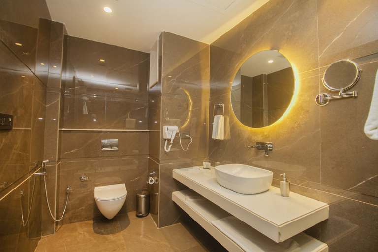 Bathroom 4, Amritara Maa Katra, Reasi