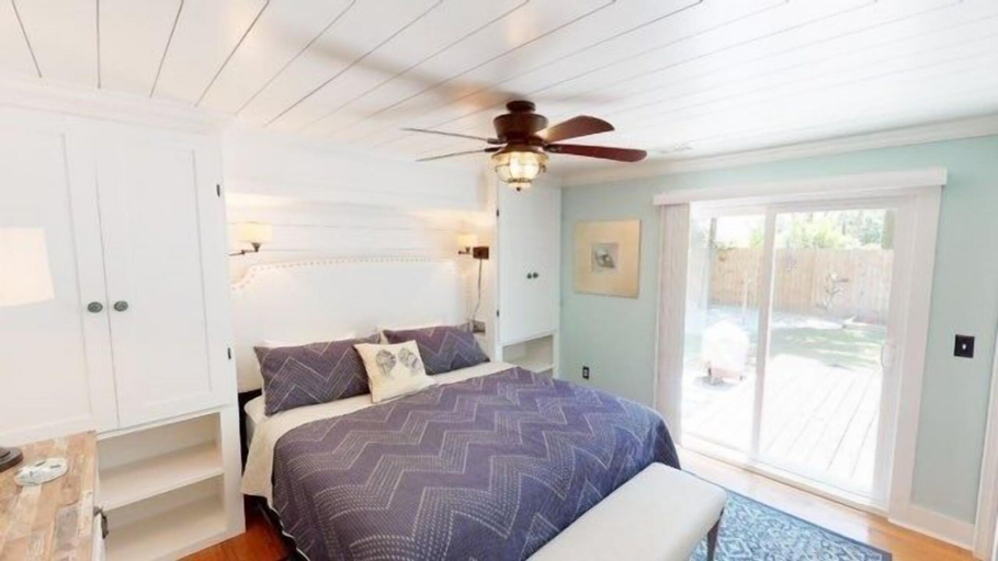 Room 2, Beach Blossom - Bright, Updated Unit with Hot Tub on Patio by RedAwning, Beaufort