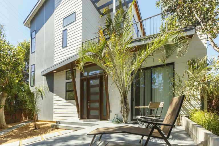 Exterior 5, Modern Loft Rooftop Deck Venice Beach Studio Bedroom Apts by RedAwning, Los Angeles