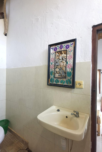 Bathroom 4, Wawa Wewe Rock Resort, Karangasem