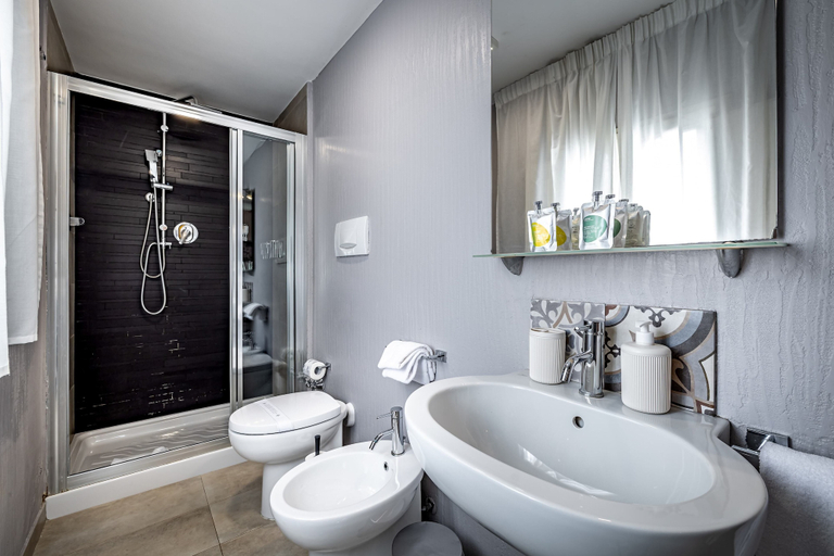 Bathroom 5, Martelli 6 Suites and Apartments, Florence