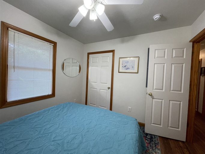 Room 5, Swinkels 3 Bedroom Cottage by RedAwning, Dare