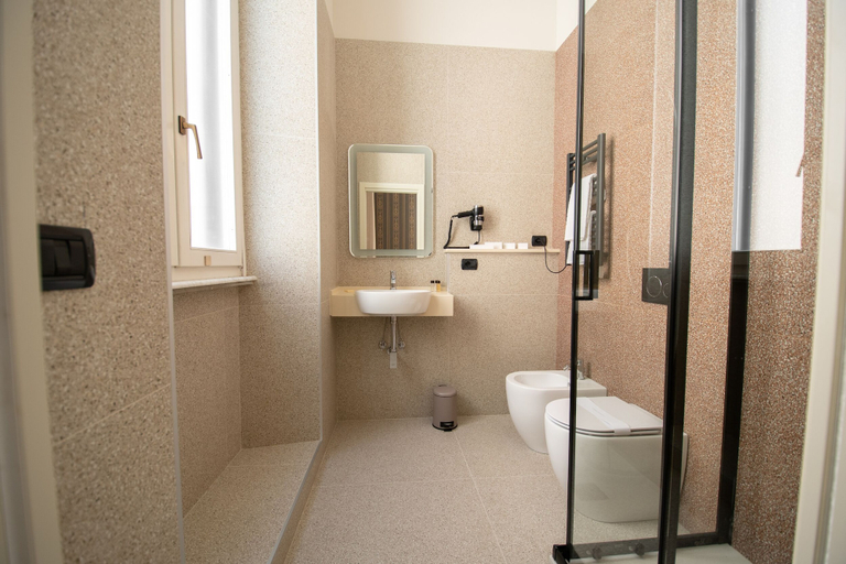 Bathroom 5, Lifestyle and Suites, Rome