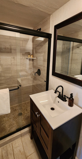 Bathroom 4, Lily Creek Lodge, Lumpkin