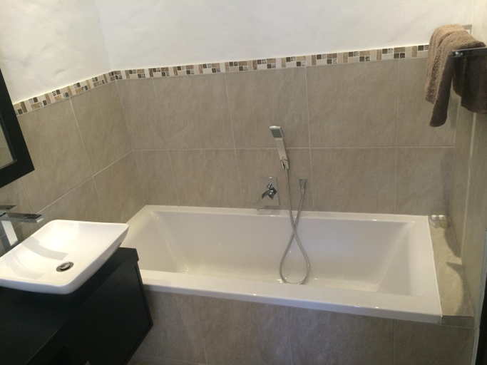 Bathroom 2, Topiary Wine Estate & Cottages, Cape Winelands