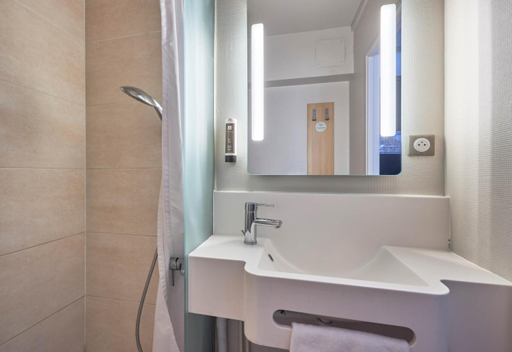 Bathroom 4, B&B HOTEL Honfleur, Calvados
