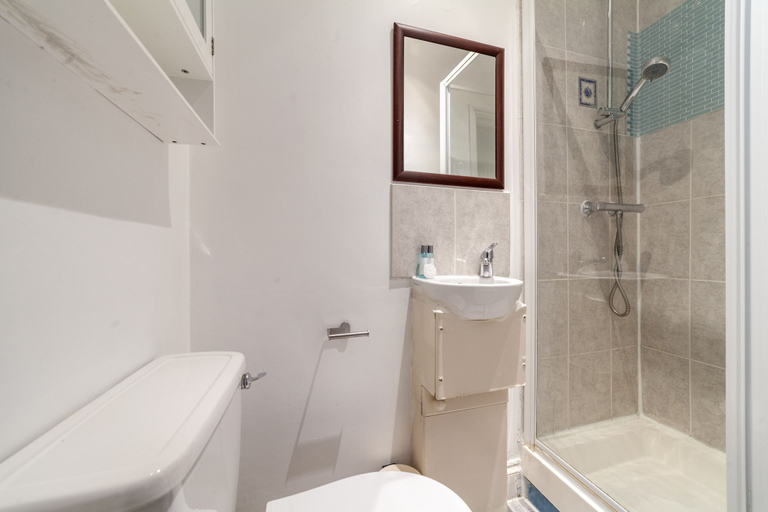 Bathroom 3, The Wood Green Collection, London