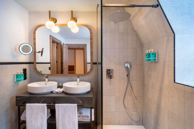 Bathroom 5, Canfranc Estación, A Royal Hideaway Hotel - Gran Lujo, Huesca