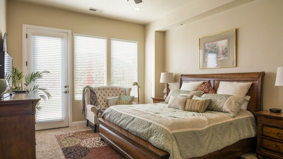 Room 3, Sun-e-scape 3 Bedroom Apts by RedAwning, Washington