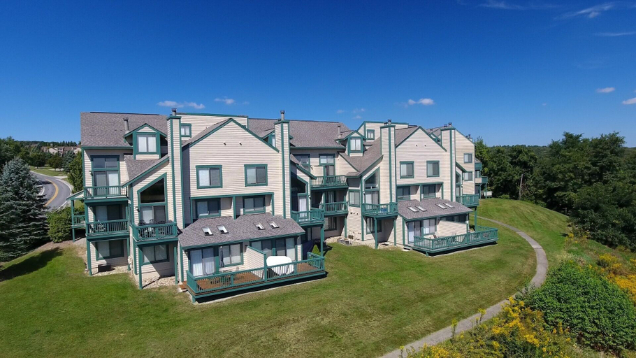 Exterior & Views, Seven Springs 2 BR Condo - Deck and Mountain Views by RedAwning, Somerset