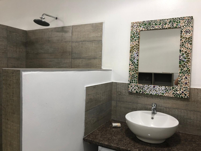 Bathroom 2, Secret Sithela, Ugu