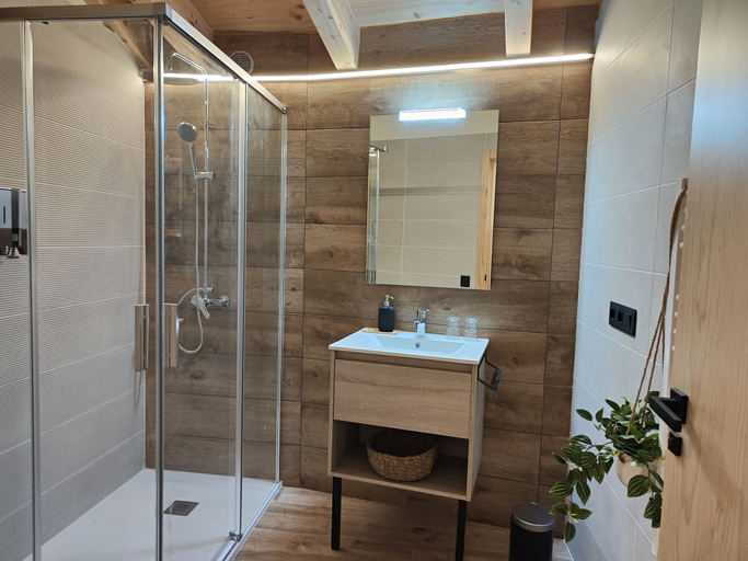 Bathroom 3, Las Bordas de Miquelet, Huesca