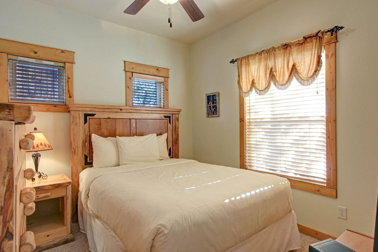 Room 4, Mount Enentah 37 2 Bedroom Condo by RedAwning, Larimer