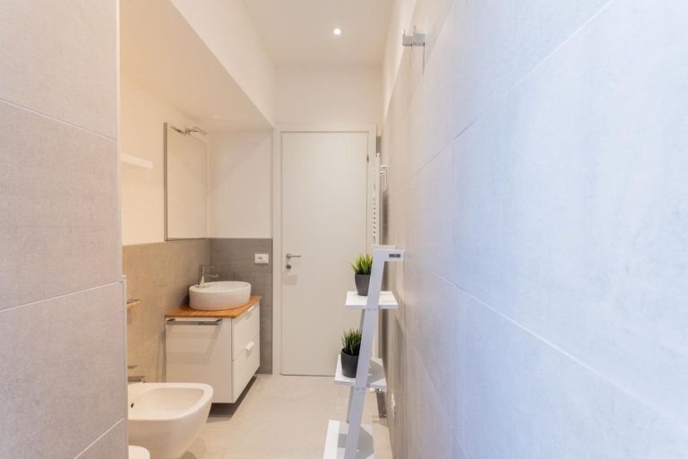 Bathroom 4, Mezzegra Apartments, Como