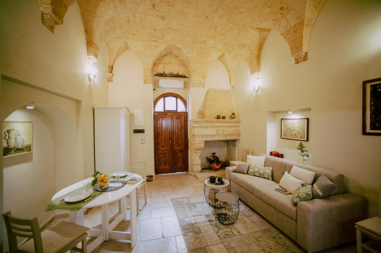 Others 5, B&B Antichemura, Brindisi