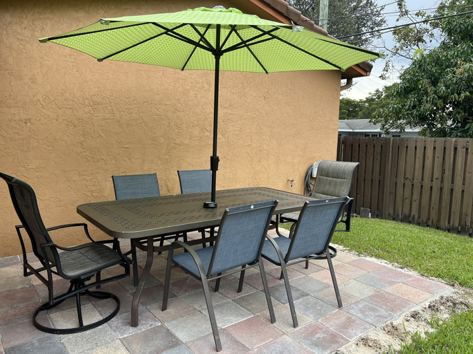 Others 4, 3 Bed - Sleeps 6 - Free Parking - 5 Mins to Beach, Broward