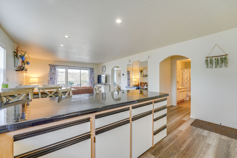 Food & Drinks, Branson Condo w/ Pool - Walk to The Strip!, Taney