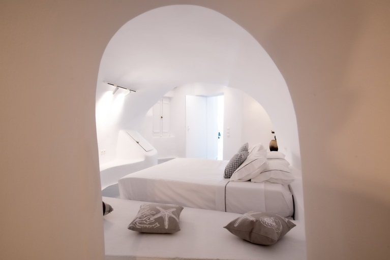 Bedroom 4, Heavens Edge by Mr and Mrs White, South Aegean
