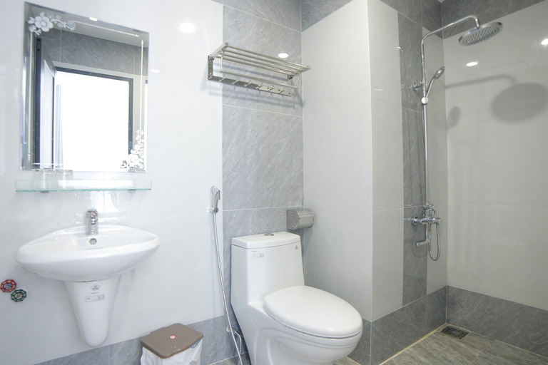 Bathroom, Tan Thi Hotel, Qui Nhơn