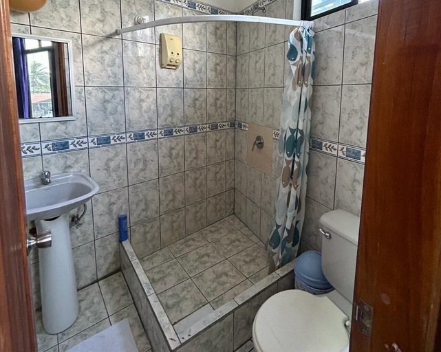 Bathroom 3, Isla del Descanso, Isabela
