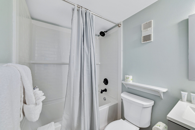 Bathroom 3, Boardwalk Condos by Hosteeva, Baldwin