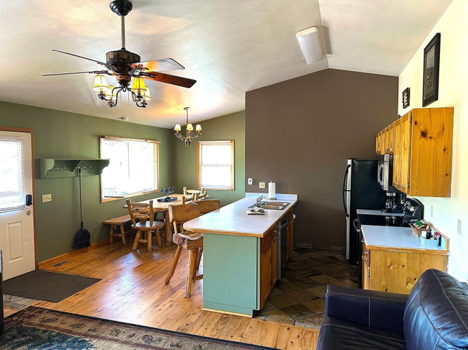 Interior 5, Lazy R Cottages: 14 2 Bedroom Cabin, Larimer