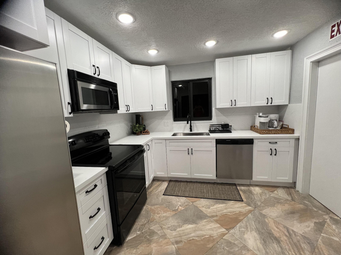Others 5, 3 Bed - Sleeps 6 - Free Parking - 5 Mins to Beach, Broward