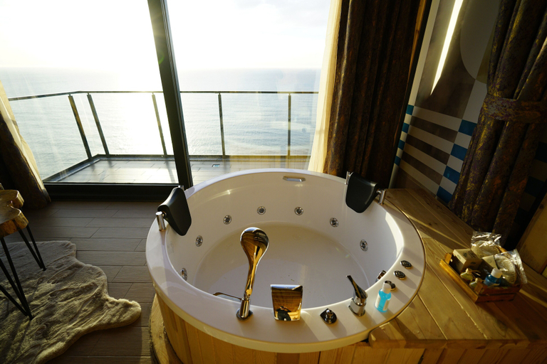 Room 2, Venek Villa Suit, Pazar
