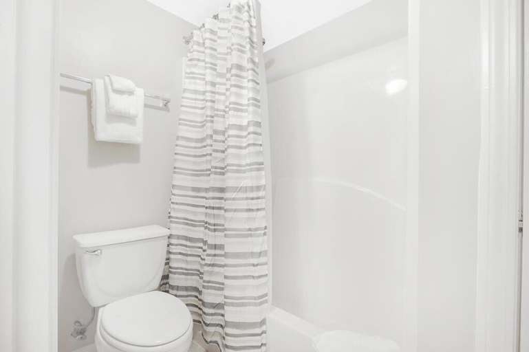 Bathroom 5, 2br/2ba Sleeps 8, Beachfront w/ Pool, Baldwin