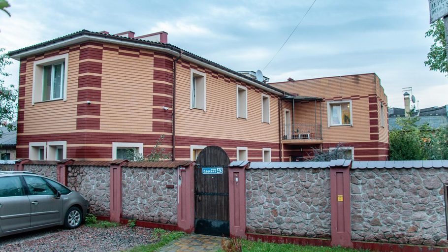 Exterior & Views