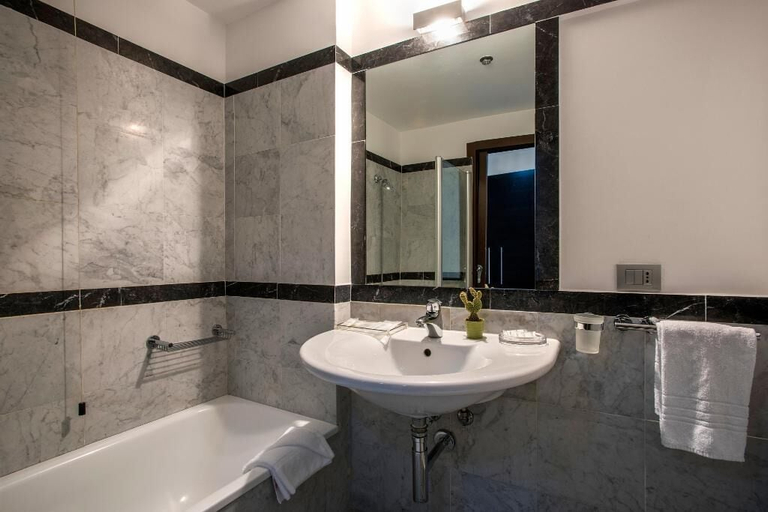 Bathroom 5, Maison delle Naiadi, Rome