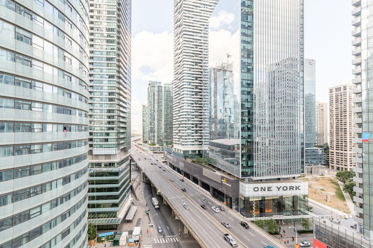 Exterior & Views 2, Stallion Suites Opp CN Tower & Scotiabank Arena, Toronto