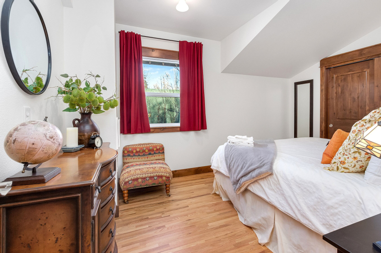 Bedroom 3, The Beautiful Bear��s Den! Walk to Old Town & CSU!, Larimer