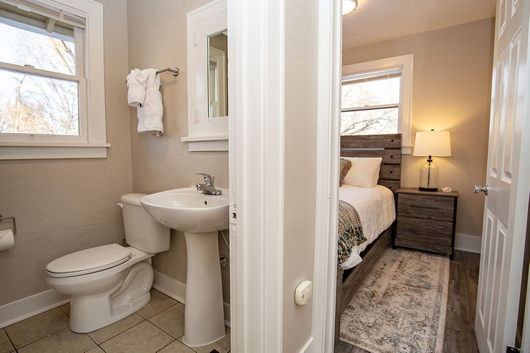 Bathroom, Cozy Carriage House, Walk to UNC, Free Bikes, Weld