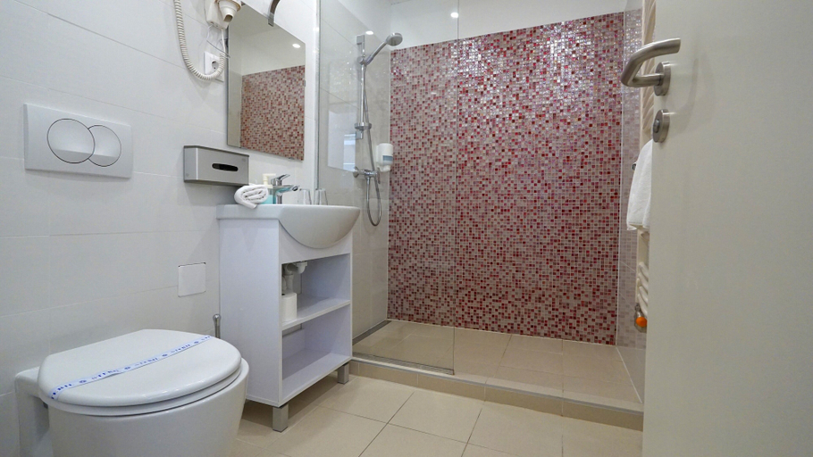 Bathroom 4, Colors Holiday Hotel, Siófok