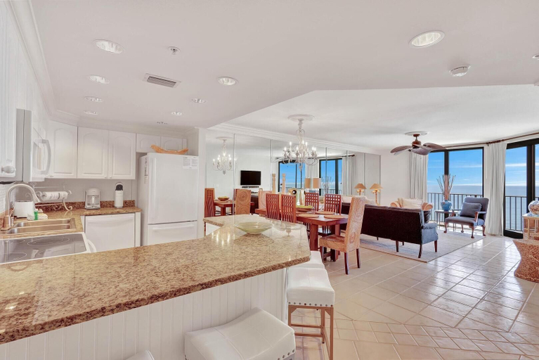 Food & Drinks, Beachfront Condo w/ View & Pool, Sleeps 8, Escambia
