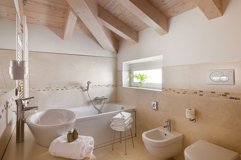 Bathroom 5, Gallery Room, Verona