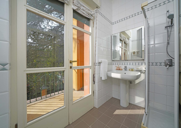 Bathroom 4, Villa Vibe Luce, beautiful period villa with private pool and lake view, Brescia