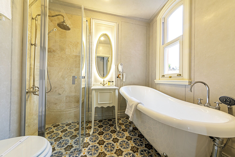 Bathroom 5, Meroddi Barnathan Hotel, Beyoğlu