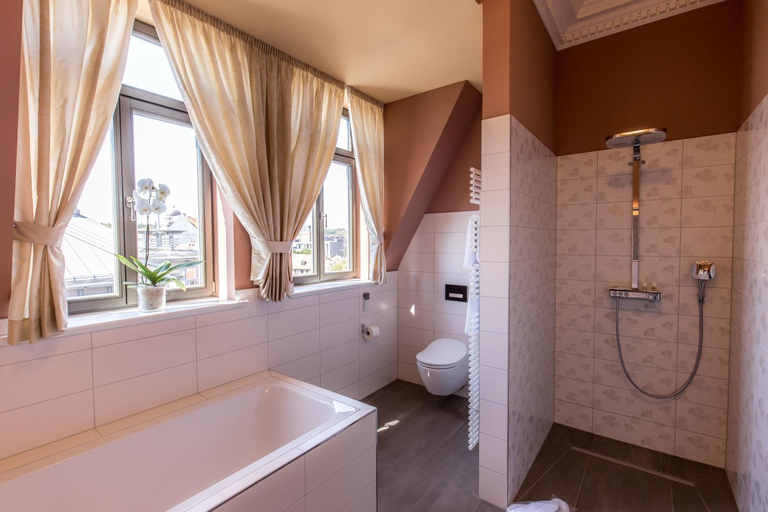 Bathroom 2, Grande Albergo Giancarlo, Weimar
