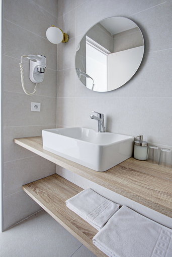 Bathroom 4, Hotel Centre Plage, Pyrénées-Orientales