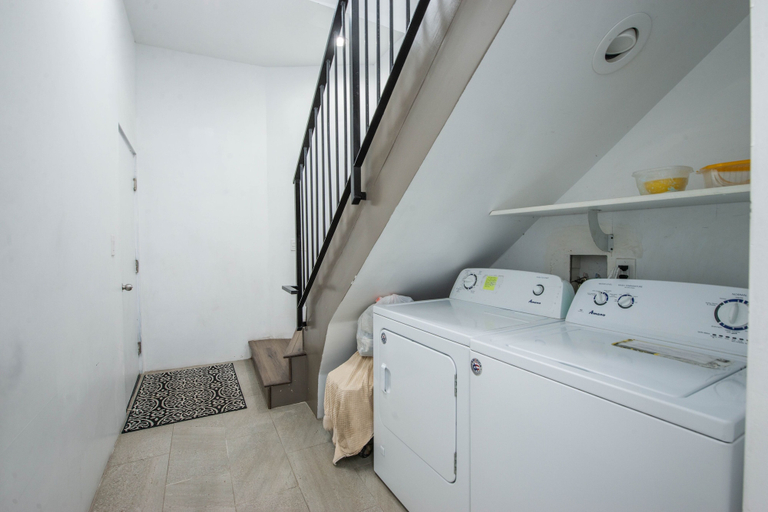 Interior 2, Modern Loft Rooftop Deck Venice Beach Studio Bedroom Apts by RedAwning, Los Angeles