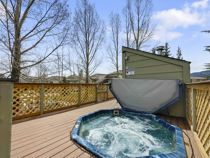 Outdoor spa tub 3, 201 Point Drive 2 Bedroom Condo by RedAwning, Summit