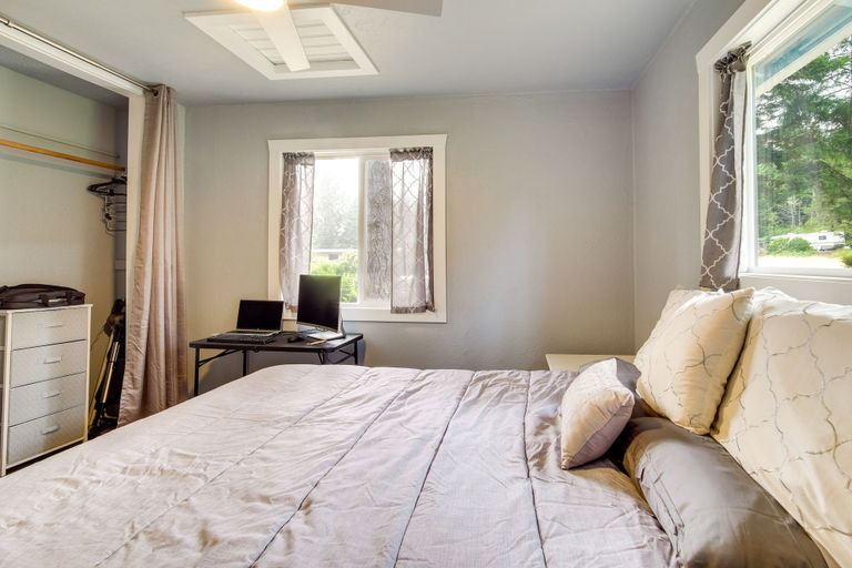 Bedroom 3, Cozy North Bend Getaway Near Dunes + Ocean!, Coos
